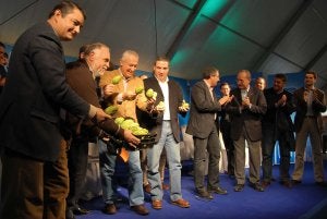 Los dirigentes y candidatos del PP andaluz y malagueño, ayer con una caja de alcachofas en Vélez. :                             E. CABEZAS