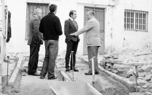 El alcalde supervisa la obra que se ejecuta en la calle Doctor Fleming. ::
LA VOZ