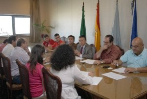 Imagen de archivo de una reunión del alcalde, varios concejales y técnicos municipales. ::
SUR