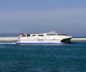 Acciona refuerza el servicio para este puente con el barco rápido