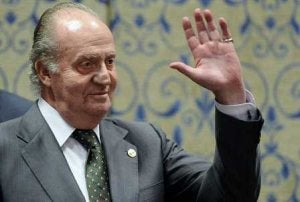 El Rey Juan Carlos saluda durante la Cumbre Iberoamericana, en Mar del Plata. ::
AFP