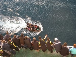 Los pasajeros del Melillero hablaron con los inmigrantes que viajaban hacinados en la lancha neumática.  ::                             JAVIER DEL CAMPO REMARTÍNEZ