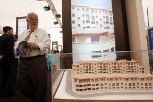 Un hombre observa la maqueta de una promoción. ::
CARLOS MORET