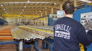 Las fábricas del grupo se encuentran paralizadas por la imposibilidad de comprar materia prima. :: SUR