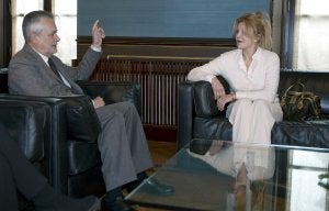 El presidente de la Junta, José Antonio Griñán, conversa con la baronesa Thyssen, ayer en el Palacio de San Telmo. ::
J. M. VIDAL. EFE