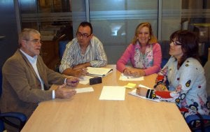 Enrique Gil, Trinidad Fernández-Baca y Lola García, de izquierda a derecha, durante el Encuentro en SUR.                            ::                             Fernando González