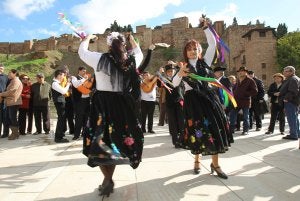 Estampa inusual: verdiales a los pies de la Alcazaba.
::
SALVADOR SALAS