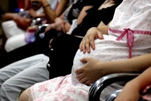 Las preguntas sobre la forma de adelantar el parto se han incrementado notablemente en los últimos días en las consultas malagueñas. ::                             EFE