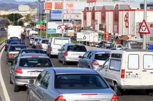 Miles de vehículos se vieron atrapados en la mañana de ayer en los accesos                     al polígono Guadalhorce por las obras. ::                             ÁLVARO CABRERA