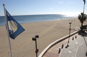 Los bañistas pueden observar la bandera azul en cualquiera de las siete playas del municipio. ::
SUR