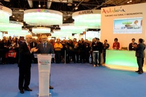 El presidente de la Junta, José Antonio Griñán, junto al consejero de Turismo, Comercio y Deporte, Luciano Alonso,. :: Salvador Salas