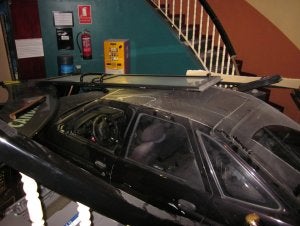 1. El vehículo recorrió unos veinte metros desde la calle hasta que se estrelló. 2. Quedó encajado entre la barandilla de una escalera interior y la pared. 3. Rompió dos puertas, una de ellas metálica y la otra acristalada. 4. Se llevó por delante un pivote de hierro y un mostrador.