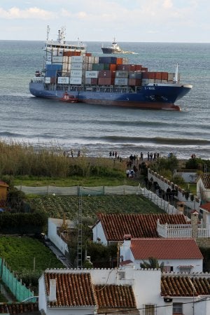 El buque portacontenedores quedó arriado a apenas 200 metros de la orilla.:: Antonio Salas