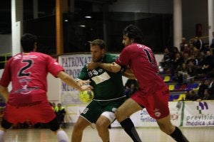 Chelu Cid trata de penetrar ante la defensa de Garabaya. ::
A. F.