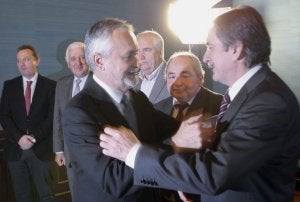 Griñán saluda a Valeriano Gómez en presencia de Recio, Santiago Herrero, Carbonero y Pastrana. ::
EDUARDO ABAD.EFE