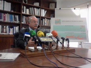 M. Morón ante una gráfica que compara los desarrollos portuarios a ambos lados del Estrecho de Gibraltar. :: S.B.