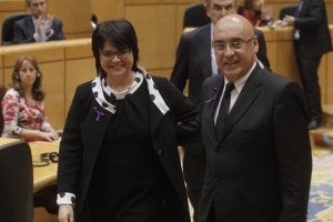 La nueva senadora socialista, ayer, junto a Javier Rojo.
:: SUR