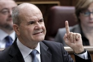 Manuel Chaves, respondiendo ayer en el Congreso a las interpelaciones del PP. ::                             EMILIO NARANJO. EFE