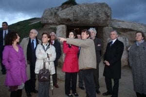 Sánchez, Ruiz, Torres, López Luna, González-Sinde, Millán, Soler, Menéndez y Plata, en la entrada del dolmen de Menga. :: Antonio Fuentes / Vídeo: Tania Rubio y Rossel Aparicio