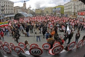 Cientos de personas se concentran, ayer, en Madrid para protestar contra el límite de 110 km/hora. ::
EFE