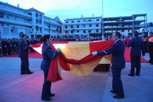Militares de la Base Aérea de Málaga se preparan para izar la bandera en la plaza nerjeña, donde se ubica el nuevo museo local. ::                             EUGENIO CABEZAS