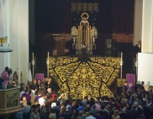 El manto de la Soledad de Mena fue presentado en el altar mayor de la parroquia de Santo Domingo. ::                             EDUARDO NIETO