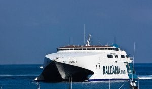 El 'Jaume I' chocó contra las placas de protección de atraque y hubo que desalojar al pasaje. ::
SUR