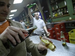 Los empresarios de bares de copas acusan a las cafeterías y bares de barrios de relajar los controles. ::                                                        SUR