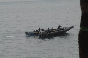 Efectivos de la Guardia Civil remolcan la embarcación incautada. ::
JOSELE-LANZA