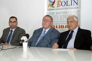 Lara Martín (i), junto a Enrique Bolín y Luis Bonel. ::
SUR