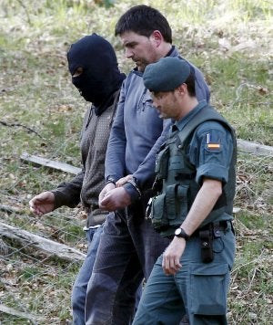 1. 'Comando Otazua'. Arresto de Daniel Pastor Alonso, Iñigo Zapirain Romano y Beatriz Etxebarria. ::
IGNACIO PÉREZ
2. La Guardia Civil expuso ayer en el cuartel de Intxaurrondo el material incautado al 'comando Erreka' en dos caseríos y tres zulos. ::
AP