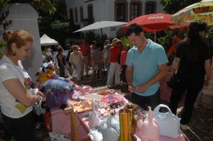 Las calles se llenaron de curiosos atraídos por el entorno y la variedad de productos que se ofrecían. ::
JOSELE-LANZA