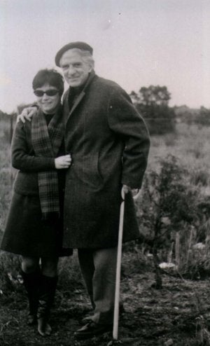 El poeta junto a su mujer, Sabina de la Cruz.