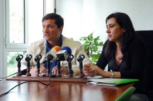 El alcalde, Diego Sánchez Rull, acompañado por la delegada municipal Rocío Arrabal, durante la comparecencia pública de ayer. ::
SUR