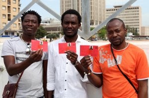 Ibrahima Traoure, Mamadou Sanga e Issiaka Drabo, de Costa de Marfil, muestran la tarjeta roja de la solicitud del asilo. ::                             ÁLVARO CABRERA