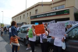 Los manifestantes se concentraron a las puertas del centro. ::
M. J.