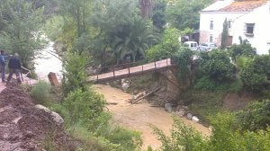Puente roto por la fuerza del agua en Riogordo. ::
A. PELÁEZ