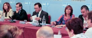 Susana Radío, Bernardino León Gross, Miguel Ángel Heredia, María Gámez y Javier Carnero, de izquierda a derecha, antes de iniciar la reunión de la ejecutiva. ::                             ANTONIO SALAS