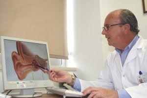 El doctor Rodríguez Baró señala un implante que sirve para recuperar audición. ::
SUR