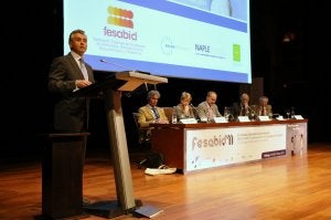 Paulino Plata, ayer en la inauguración de Fesabid 2011 en Málaga, en presencia del alcalde. ::
SUR