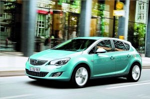 El Opel Astra 5 puertas con motor 2 litros CDTI es ahora más ahorrador y respetuoso con el medio ambiente. ::
OPEL