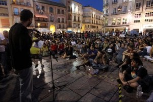 Un momento de la asamblea general y abierta celebrada ayer por los acampados. ::
CARLOS MORET