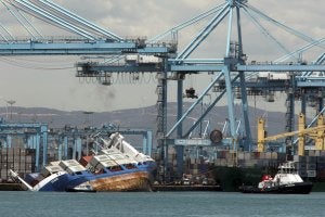 Un portacontenedores cargado escora en la terminal de Maersk