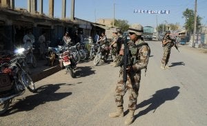 Un grupo de soldados españoles patrulla una calle de la ciudad afgana de Qala-i-naw. ::
R. C.