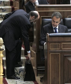 Rubalcaba y Zapatero,  durante la segunda jornada del debate sobre el estado de la nación, ayer en el Congreso. ::
J. GUILLÉN / EFE