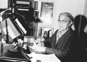 María Moliner, en su despacho