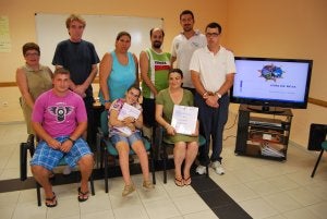 Aprendizaje. El profesor del curso, el licenciado en Turismo Diego Mansilla, junto a sus alumnos en el Centro Cultural Villa de Nerja ::
E.
CABEZAS