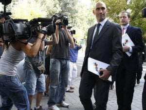 El defensa granadino Luis Rubiales se retiró para presidir la AFE. Sus reinvidicaciones han provocado una huelga histórica en el fútbol español. ::
EFE