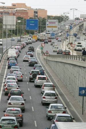El acceso a la capital por la A-357 registra retenciones diarias en hora punta. ::
SUR