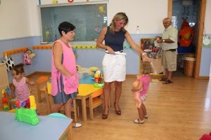 La concejala de la Presidencia, Ana Velasco, visitó una de las clases del centro El Mar. ::
S. V.